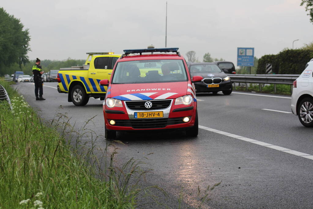 Elektrische auto vliegt in brand op snelweg