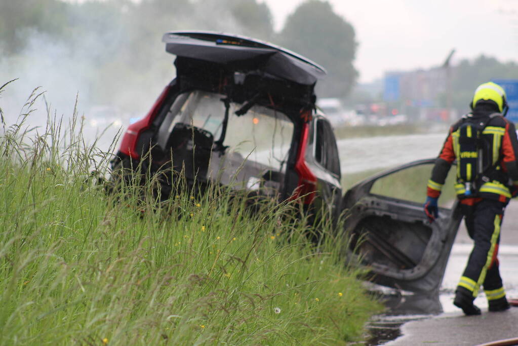 Elektrische auto vliegt in brand op snelweg