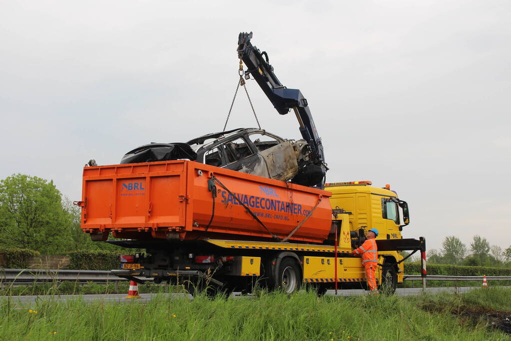 Elektrische auto vliegt in brand op snelweg