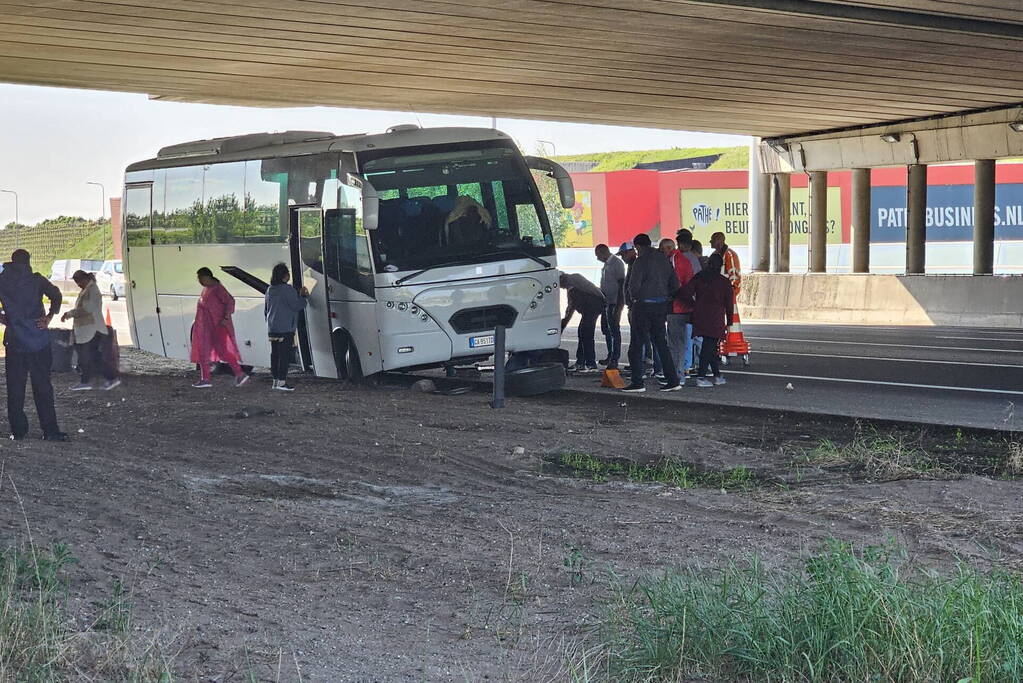 Touringcar strandt door klapband