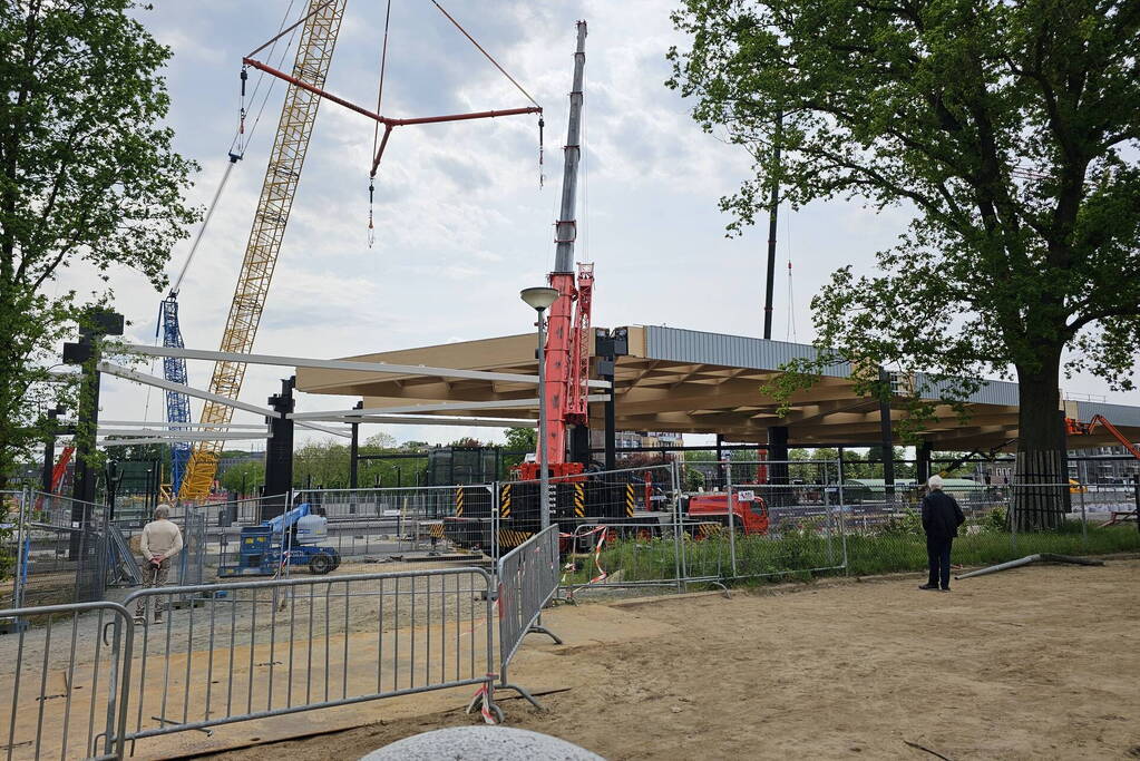 Veel bekijks bij plaatsen dakdelen nieuw station