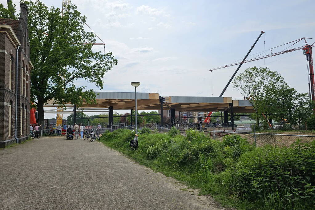 Veel bekijks bij plaatsen dakdelen nieuw station