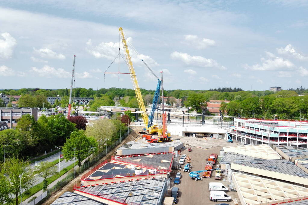 Veel bekijks bij plaatsen dakdelen nieuw station