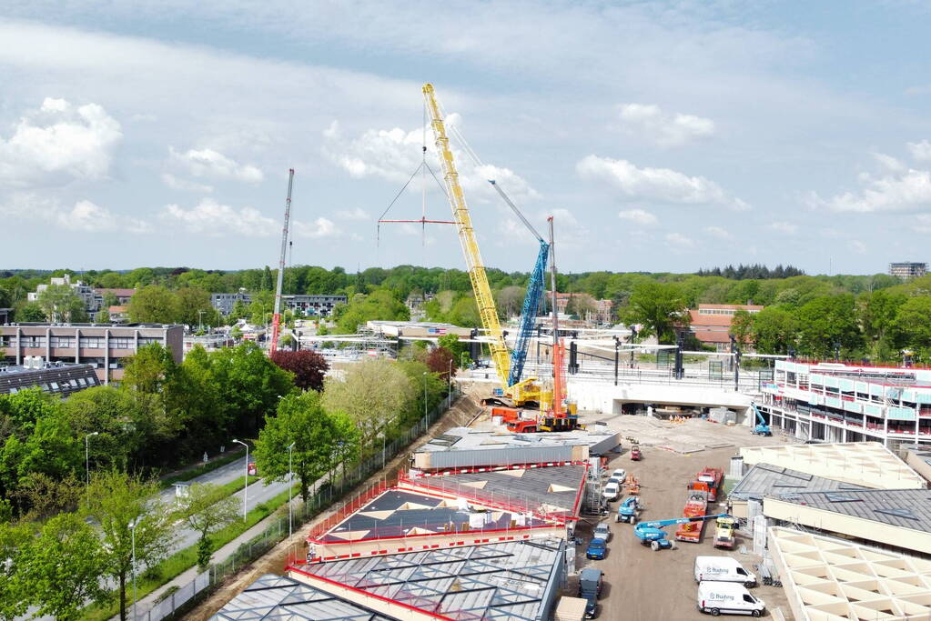 Veel bekijks bij plaatsen dakdelen nieuw station