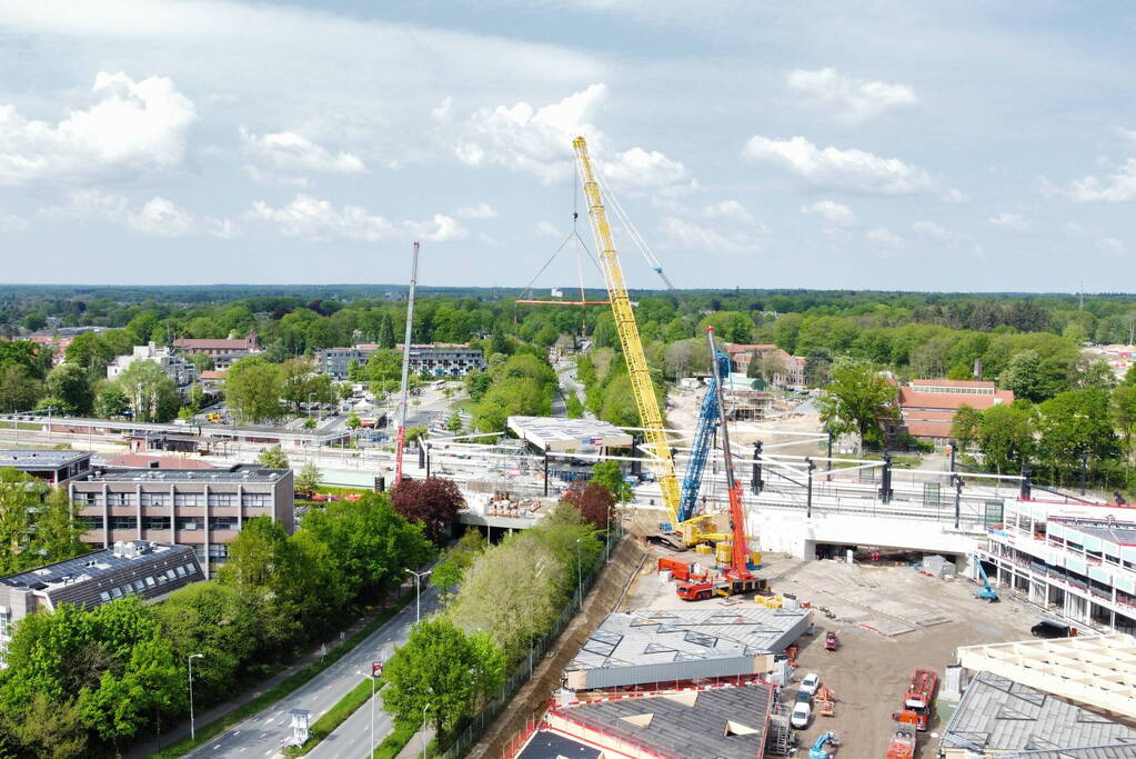 Veel bekijks bij plaatsen dakdelen nieuw station