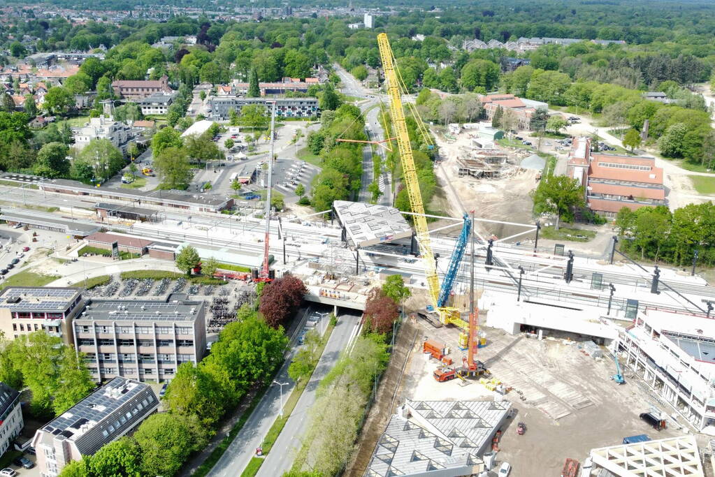 Veel bekijks bij plaatsen dakdelen nieuw station