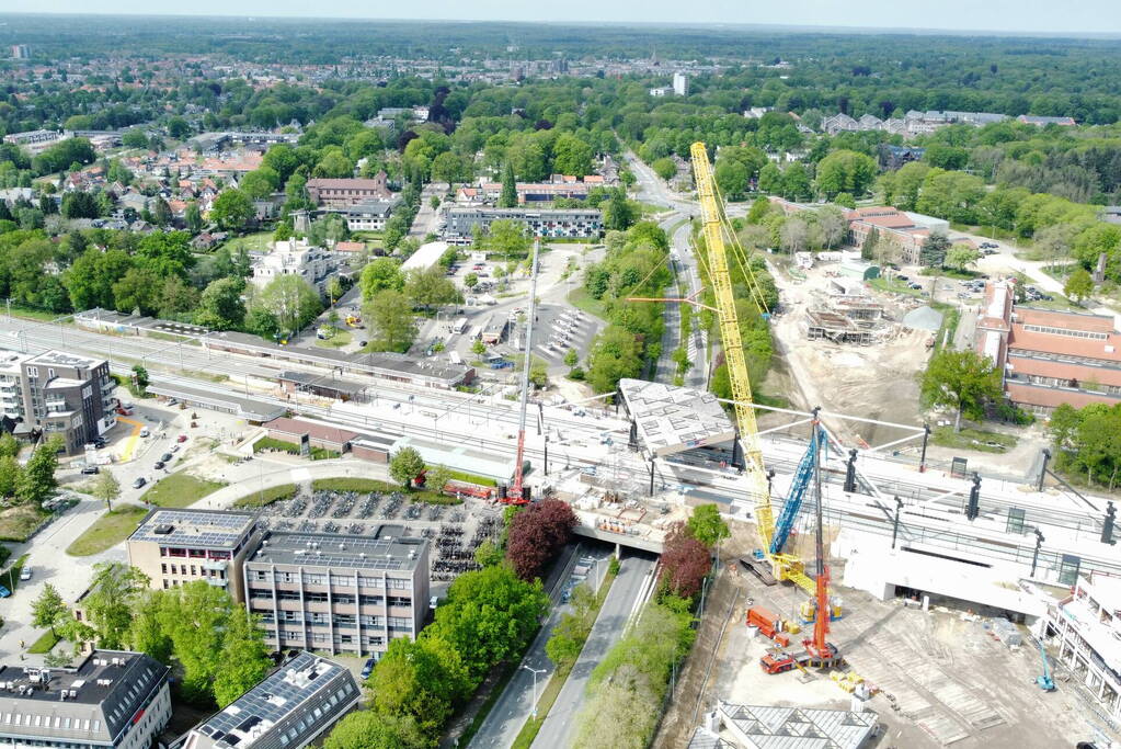 Veel bekijks bij plaatsen dakdelen nieuw station