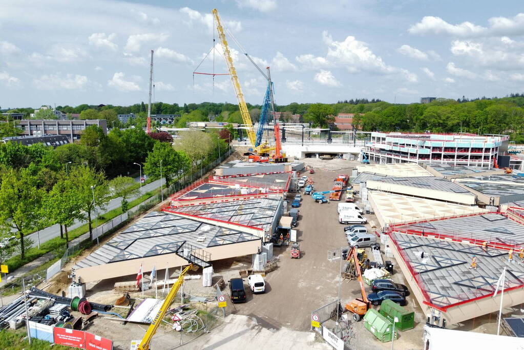 Veel bekijks bij plaatsen dakdelen nieuw station