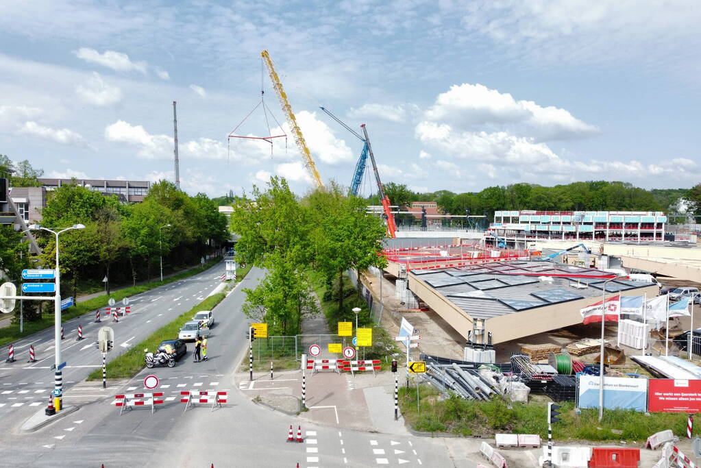 Veel bekijks bij plaatsen dakdelen nieuw station