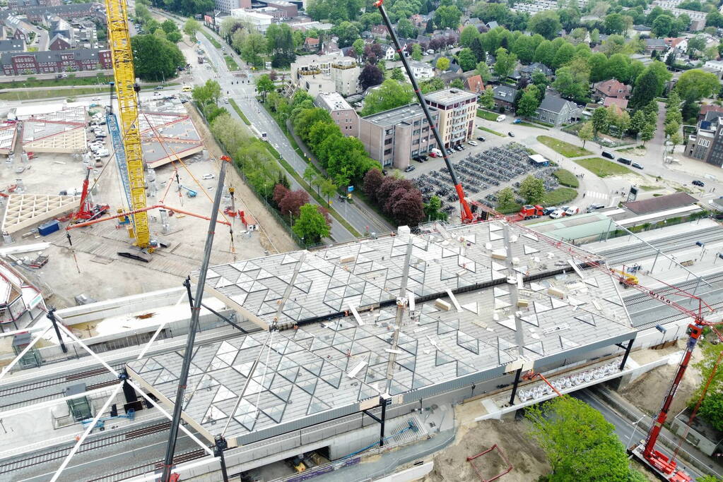 Veel bekijks bij plaatsen dakdelen nieuw station