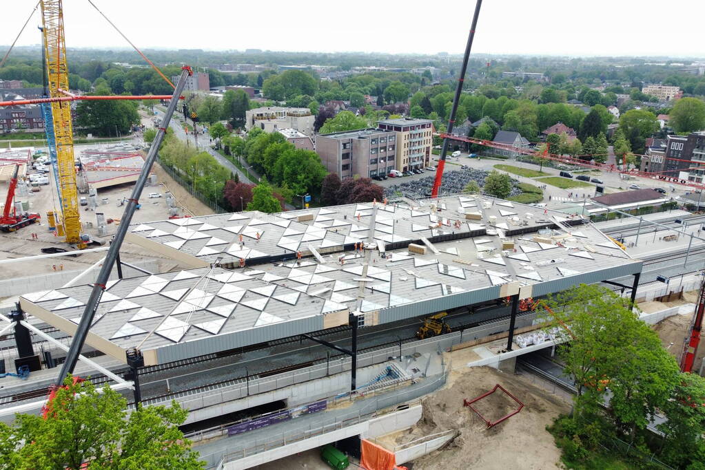 Veel bekijks bij plaatsen dakdelen nieuw station