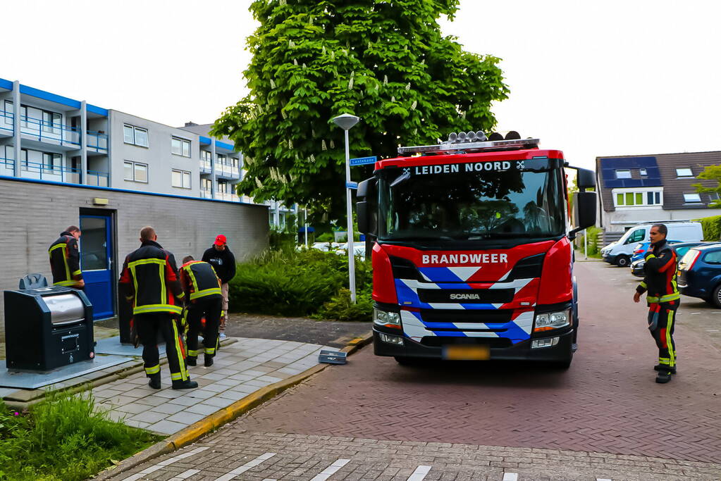 Brandweer haalt sleutelbos uit ondergrondse container