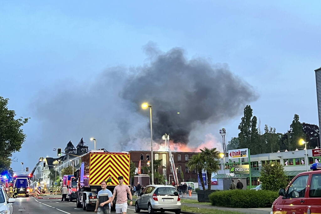 Nederlandse brandweer assisteert bij enorme brand in Duitsland