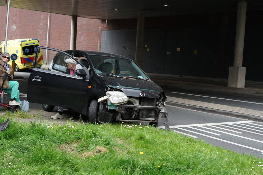 Veel schade aan twee auto's na botsing