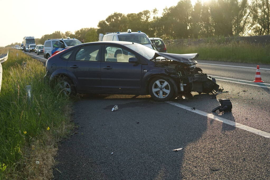 Auto tegen vangrail bij eenzijdig ongeval