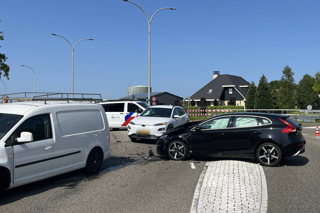 Grote schade na botsing tussen voertuigen