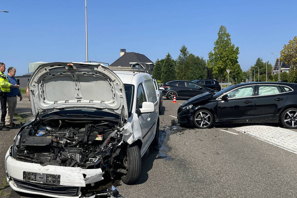 Grote schade na botsing tussen voertuigen