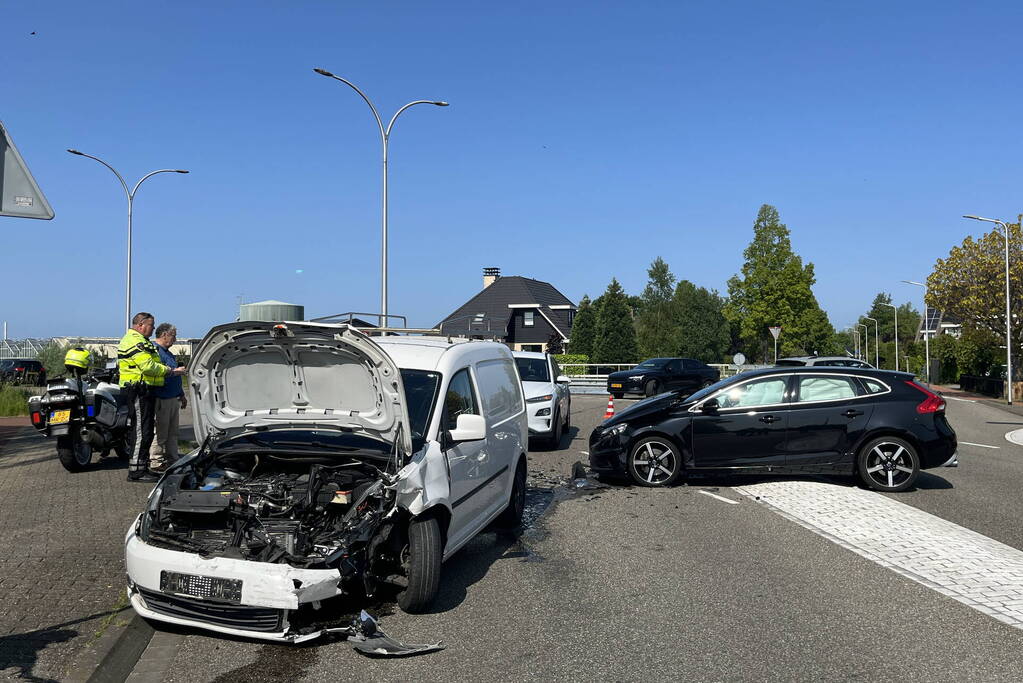 Grote schade na botsing tussen voertuigen