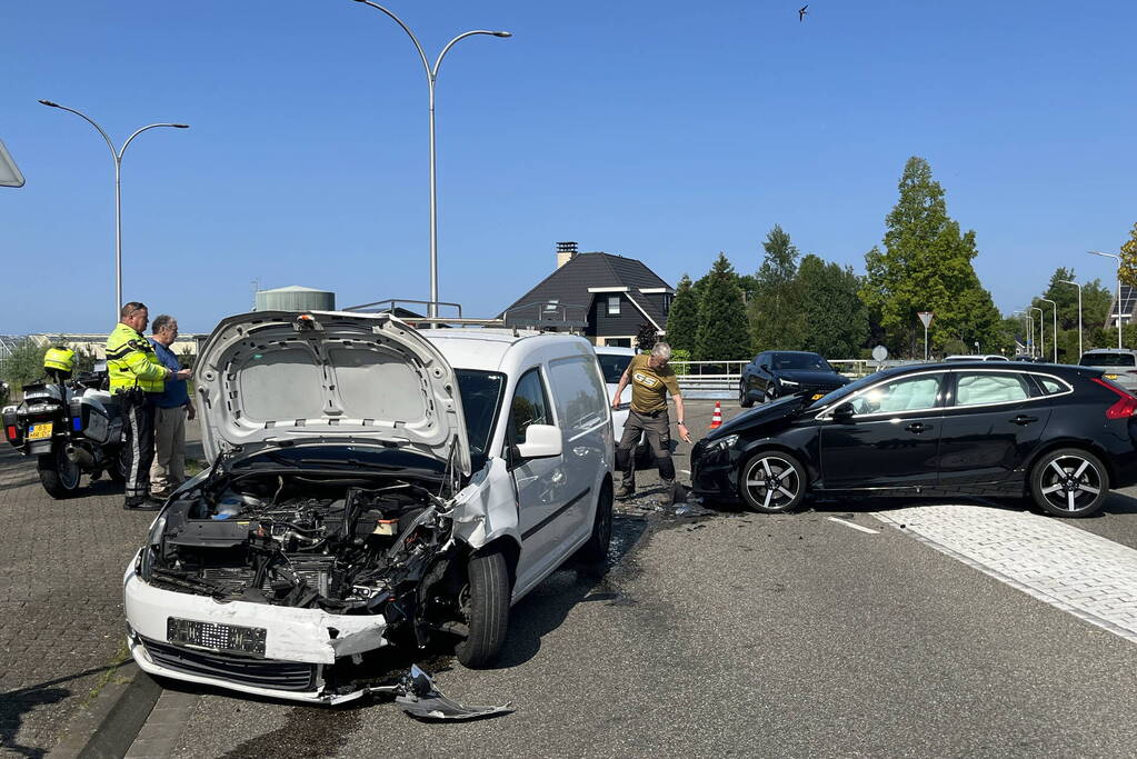 Grote schade na botsing tussen voertuigen