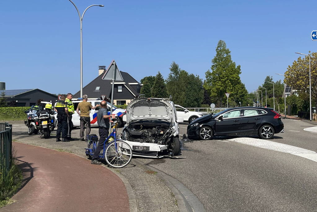 Grote schade na botsing tussen voertuigen