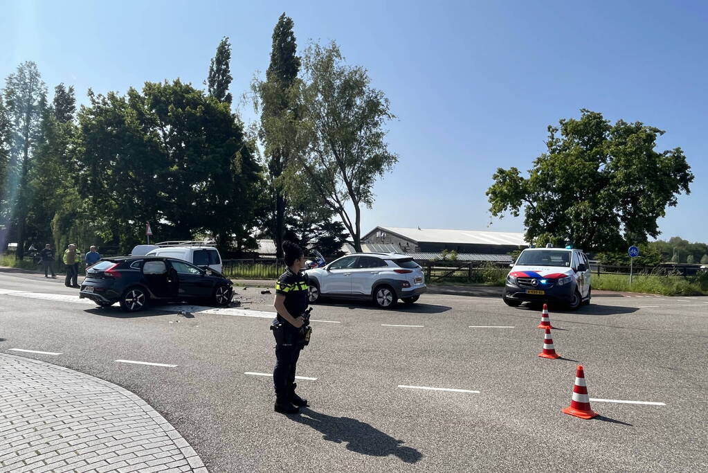 Grote schade na botsing tussen voertuigen