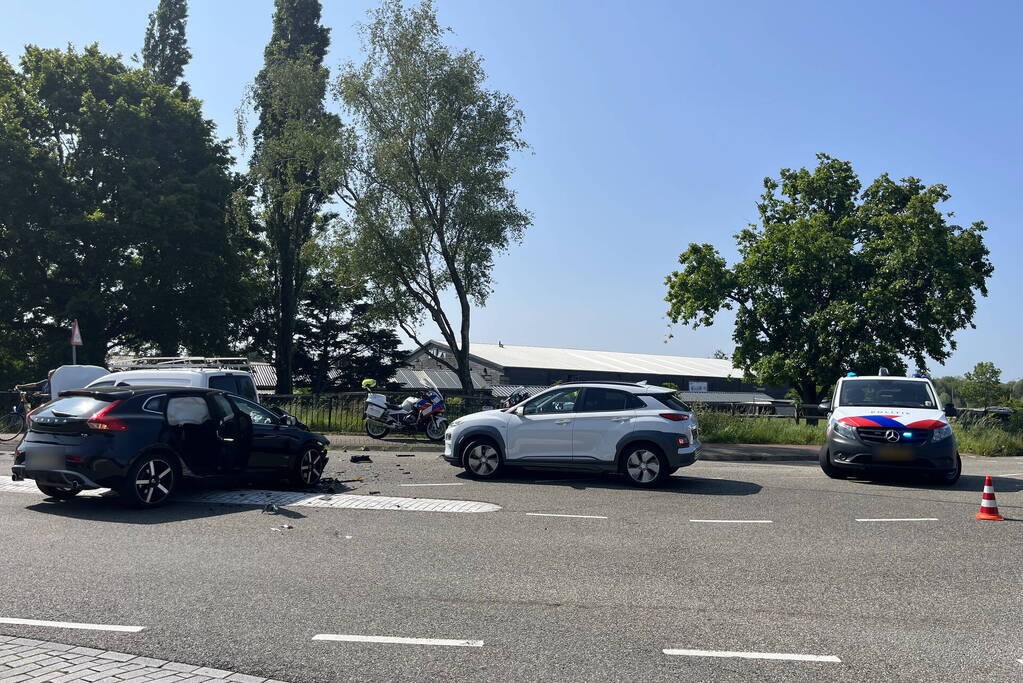 Grote schade na botsing tussen voertuigen