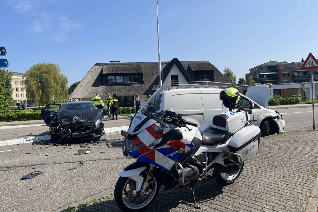 Grote schade na botsing tussen voertuigen