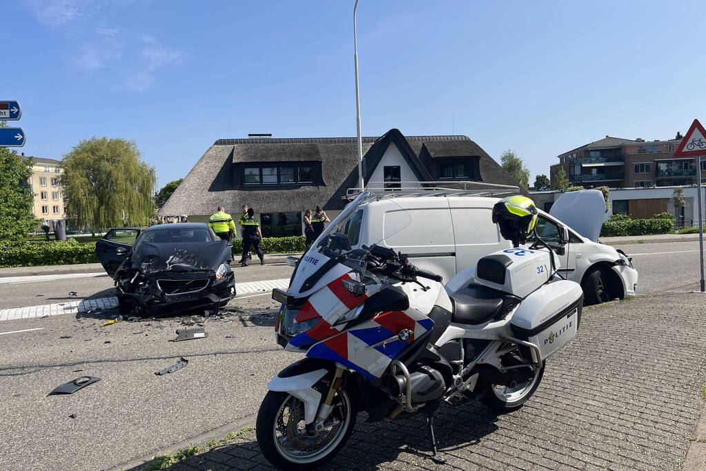 Grote schade na botsing tussen voertuigen