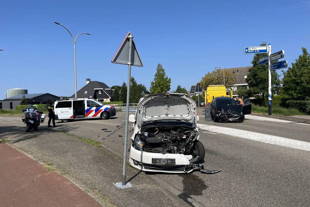 Grote schade na botsing tussen voertuigen