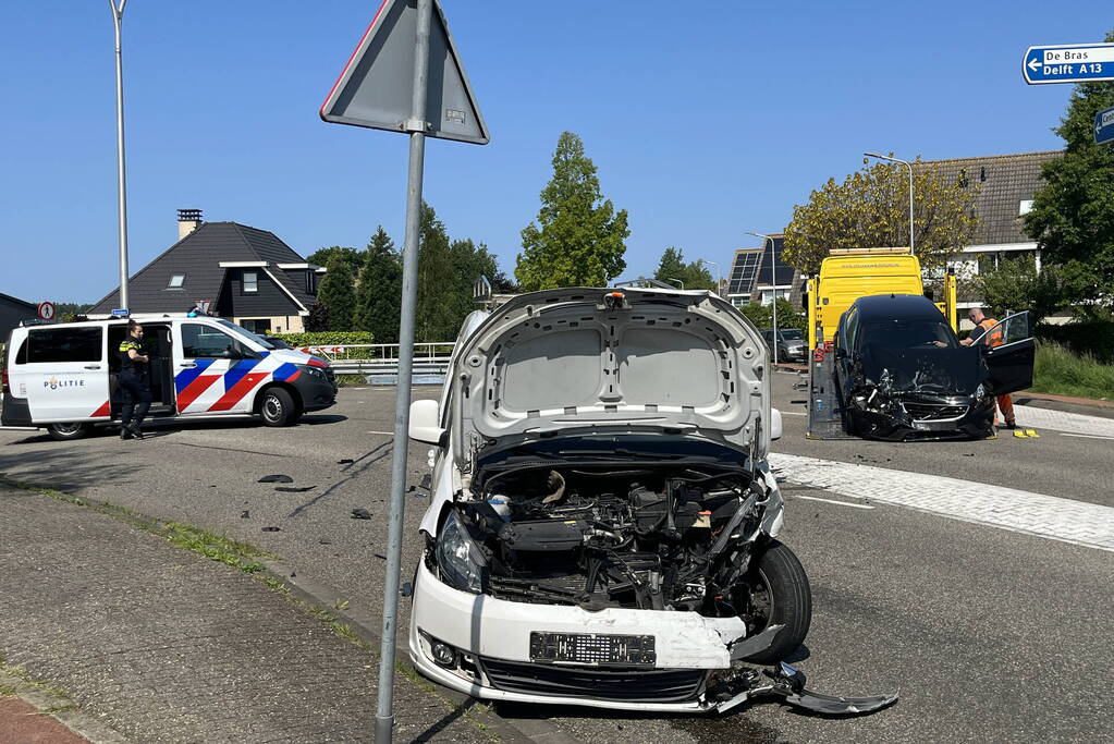 Grote schade na botsing tussen voertuigen