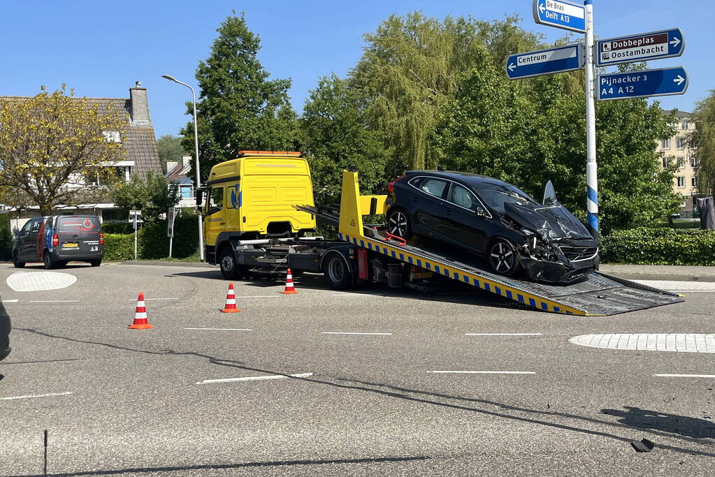 Grote schade na botsing tussen voertuigen