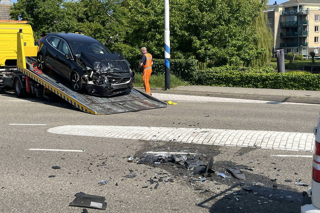 Grote schade na botsing tussen voertuigen