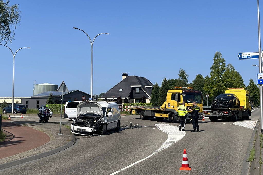 Grote schade na botsing tussen voertuigen