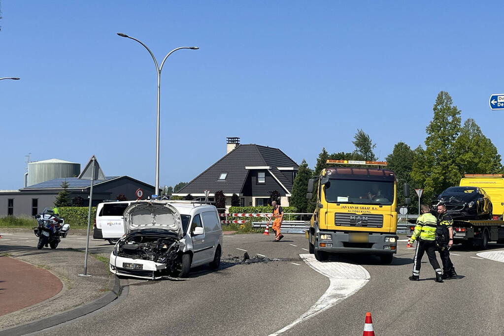 Grote schade na botsing tussen voertuigen