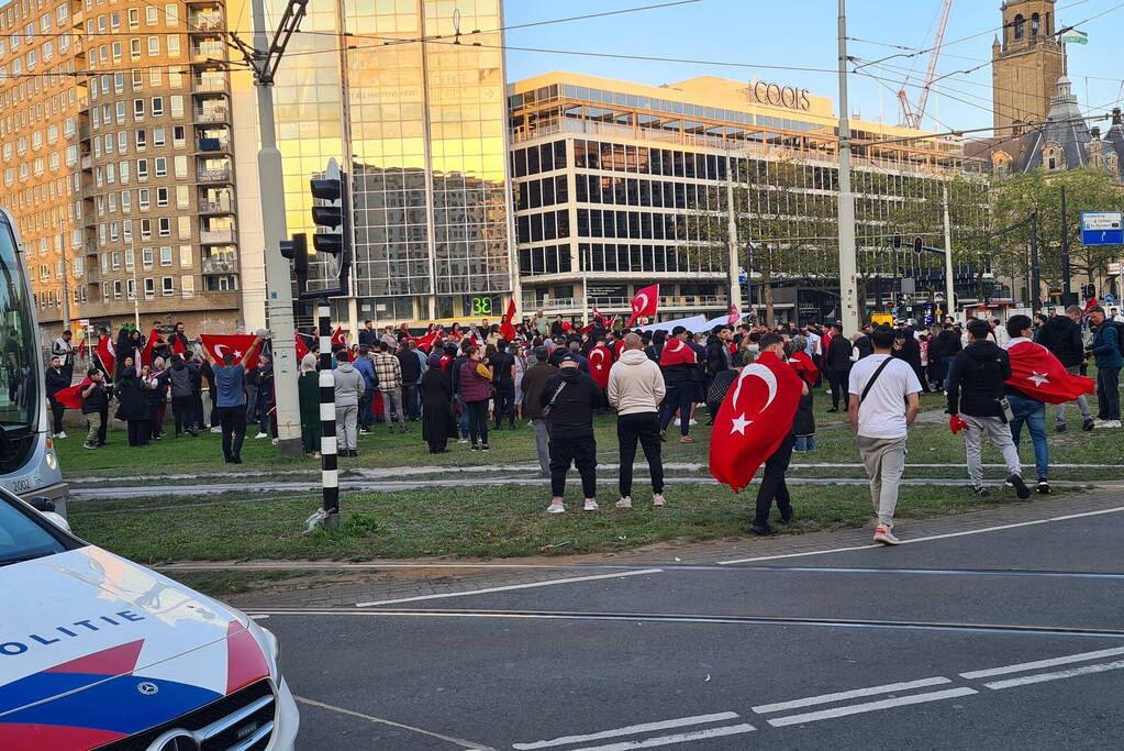 Mensen massaal de straat op na winst Erdogan