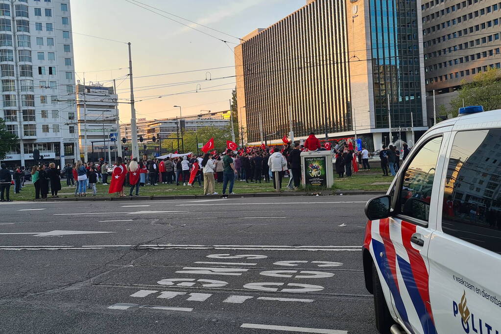 Mensen massaal de straat op na winst Erdogan