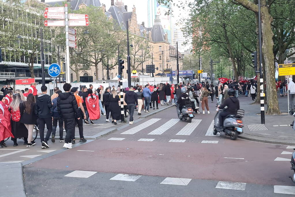 Mensen massaal de straat op na winst Erdogan