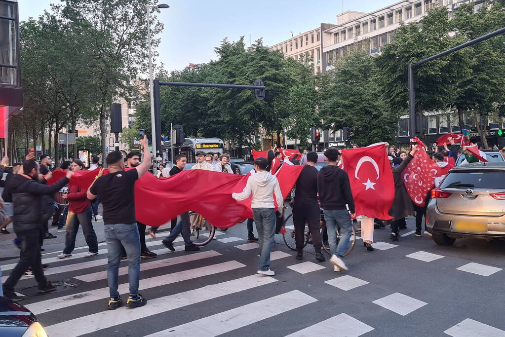 Mensen massaal de straat op na winst Erdogan