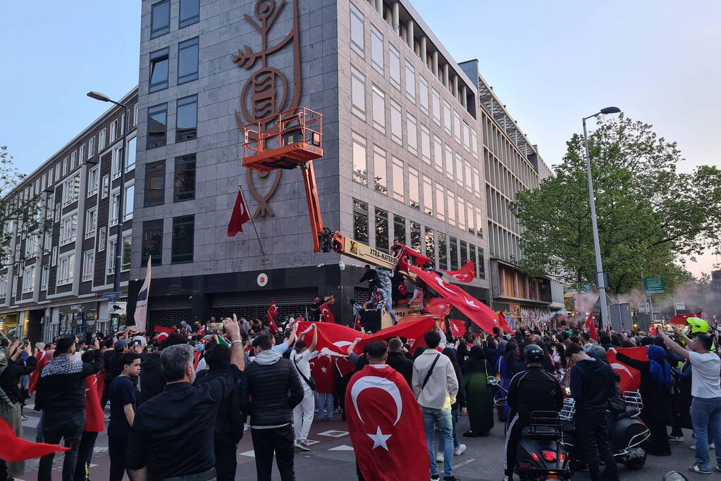 Mensen massaal de straat op na winst Erdogan