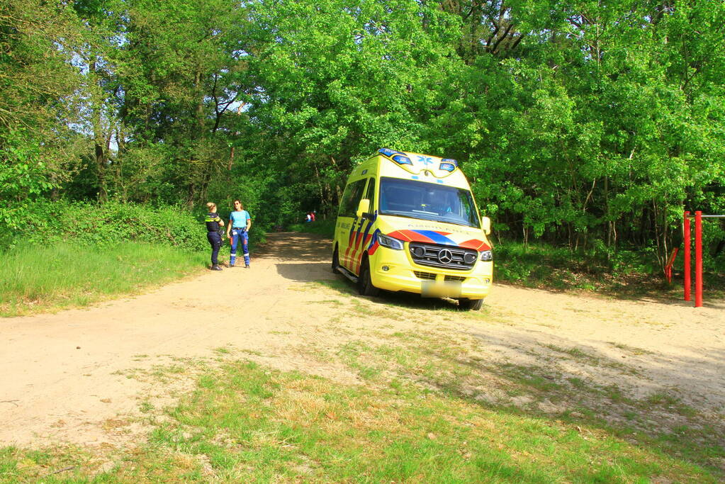 Vastzittende ambulance losgetrokken door brandweer