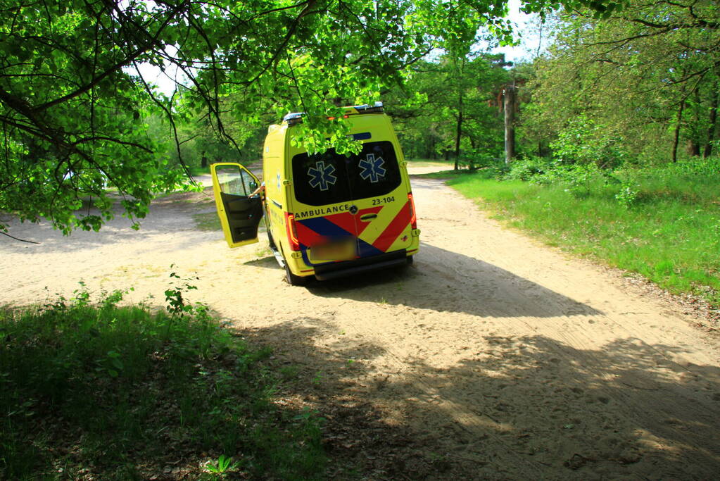 Vastzittende ambulance losgetrokken door brandweer