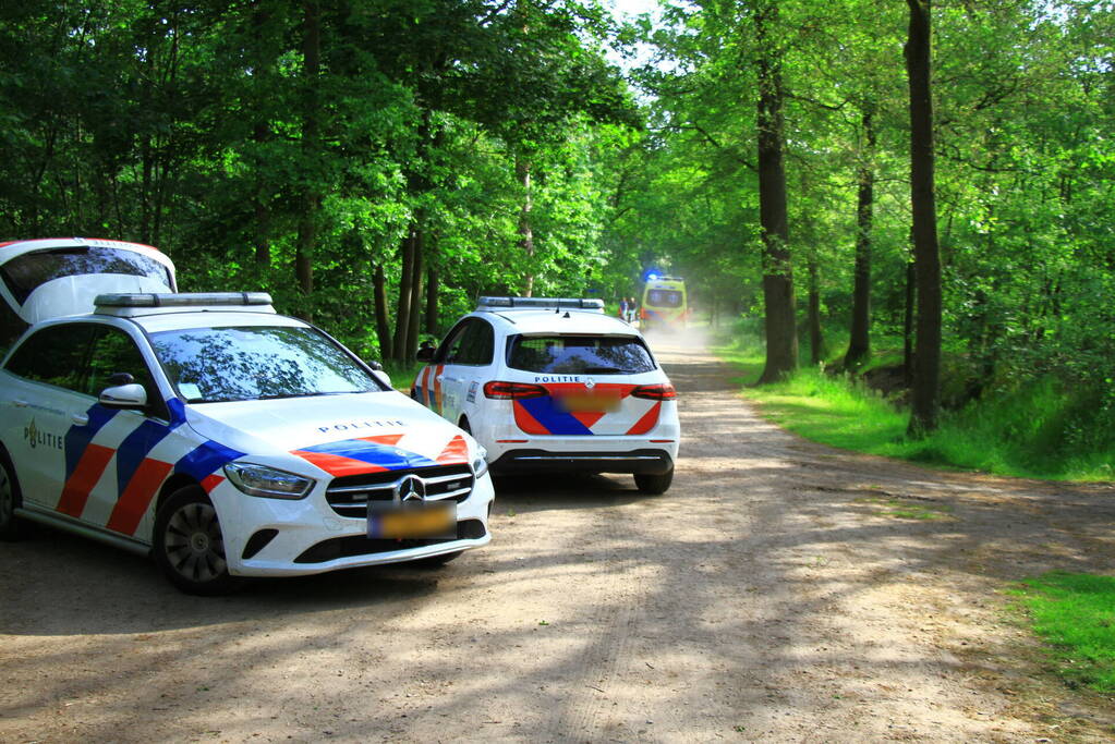 Vastzittende ambulance losgetrokken door brandweer