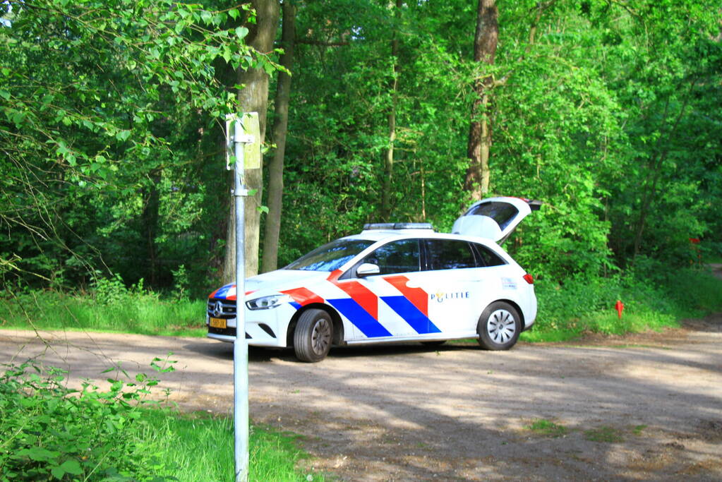 Vastzittende ambulance losgetrokken door brandweer