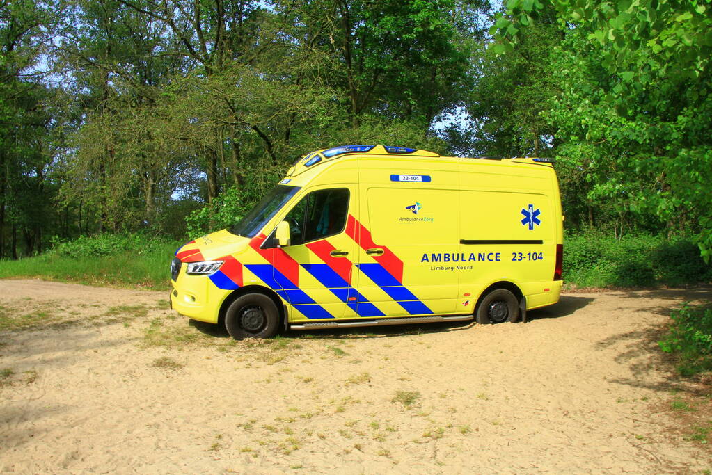 Vastzittende ambulance losgetrokken door brandweer