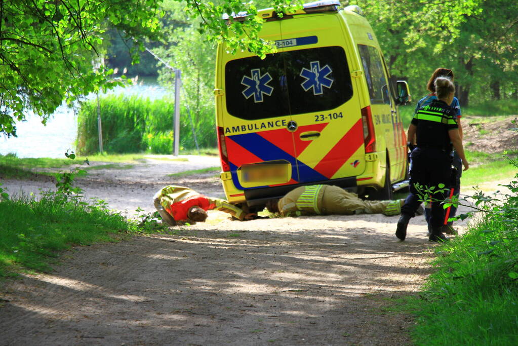 Vastzittende ambulance losgetrokken door brandweer