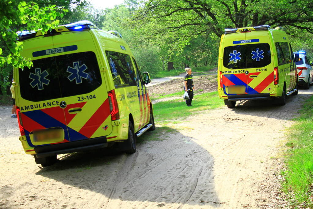 Vastzittende ambulance losgetrokken door brandweer