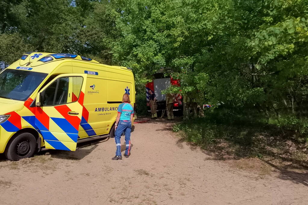 Vastzittende ambulance losgetrokken door brandweer