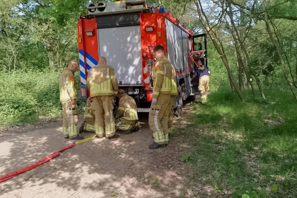 Vastzittende ambulance losgetrokken door brandweer