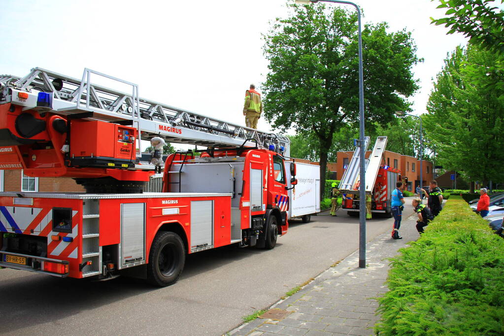 Brandweer blust brand op een dak van cafetaria