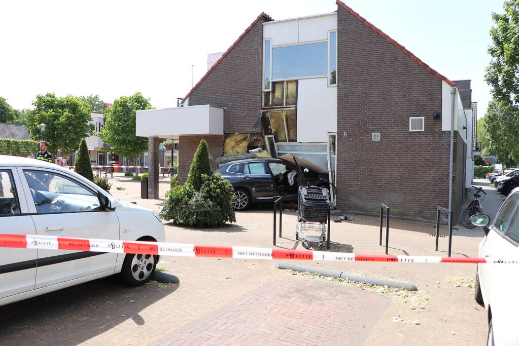 Twee gewonden nadat automobilist pand binnen rijdt